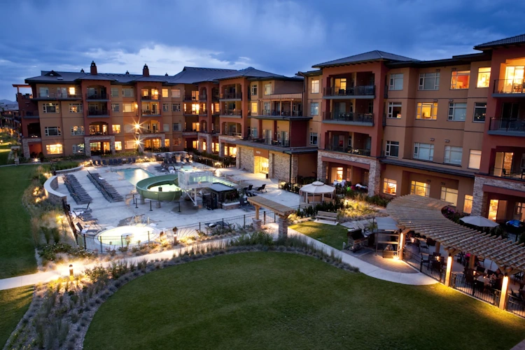 Watermark Beach Resort buitenkant.webp