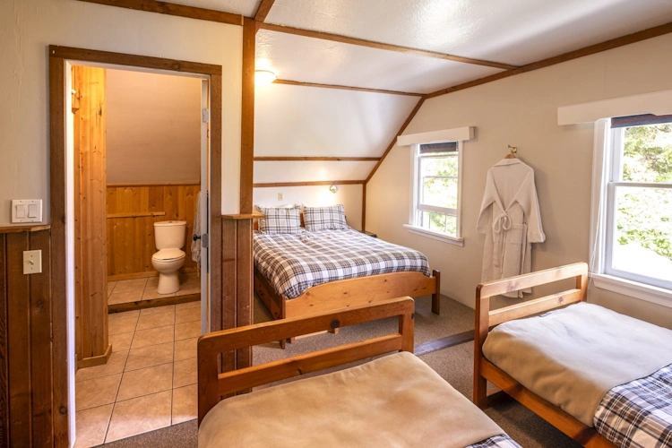 Sailcone's Grizzly Bear Lodge Ensuite kamer.webp