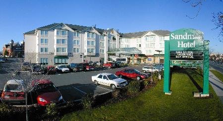 Sandman Hotel & Suites Victoria 01