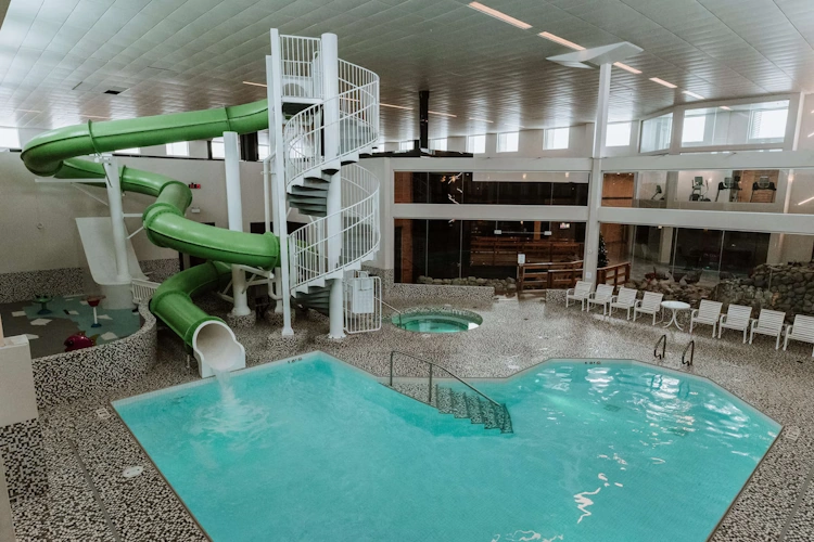 Coast Nisku Inn en Conference Centre zwembad.webp