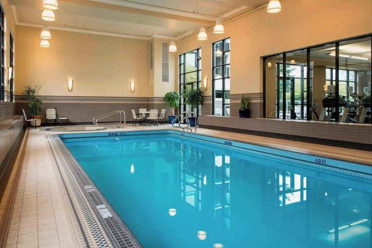Victoria Marriott Inner Harbour zwembad.webp