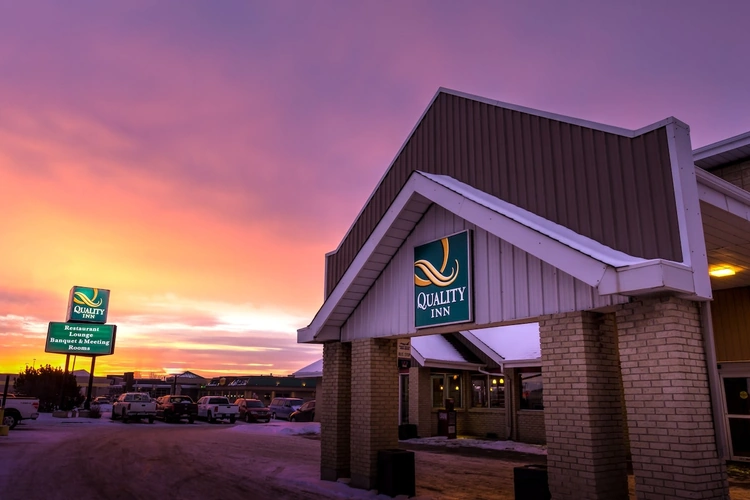 Quality Hotel West Edmonton buitenkant.webp