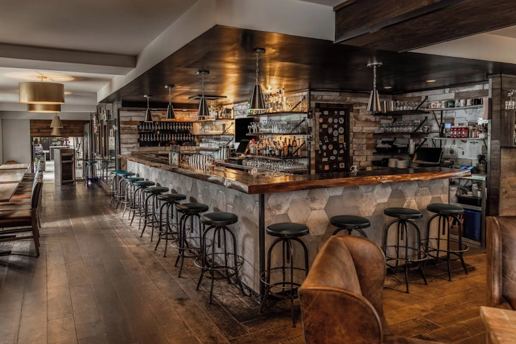 Crowne Plaza Fredericton Lord Beaverbrook bar.webp
