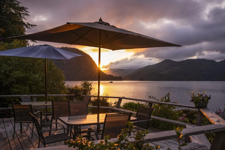 Sailcone's Grizzly Bear Lodge uitzicht vanaf terras.webp