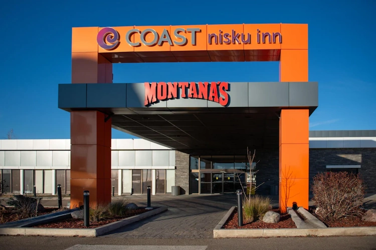 Coast Nisku Inn en Conference Centre voorkant.webp