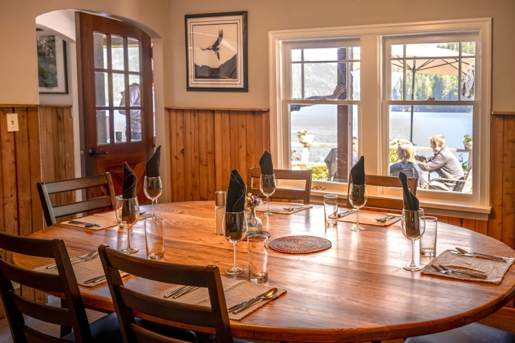 Sailcone's Grizzly Bear Lodge eetkamer.webp