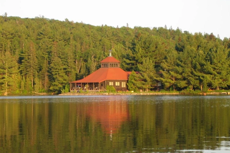 Arowhon Pines vanaf het water.webp