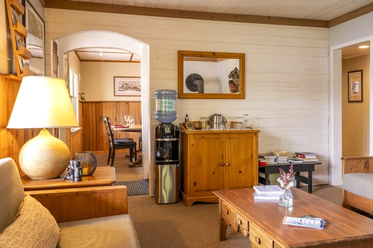 Sailcone's Grizzly Bear Lodge woonkamer en eetkamer.webp