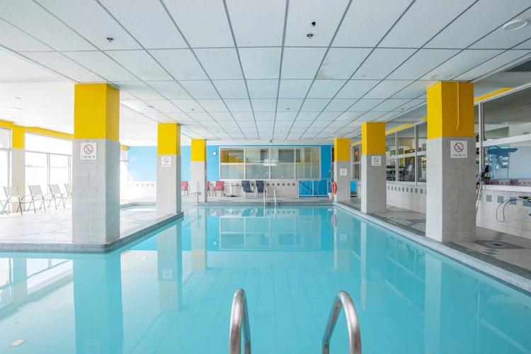 Sandman Hotel Montreal-Longueuil zwembad.webp