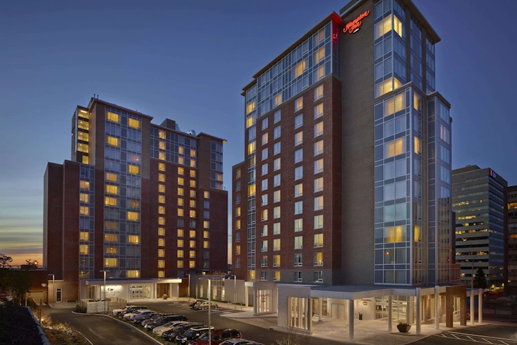 Hampton Inn by Hilton Halifax Downtown voorkant.webp