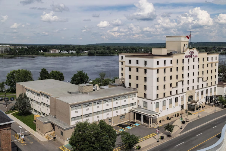 Crowne Plaza Fredericton Lord Beaverbrook buitenkant.webp