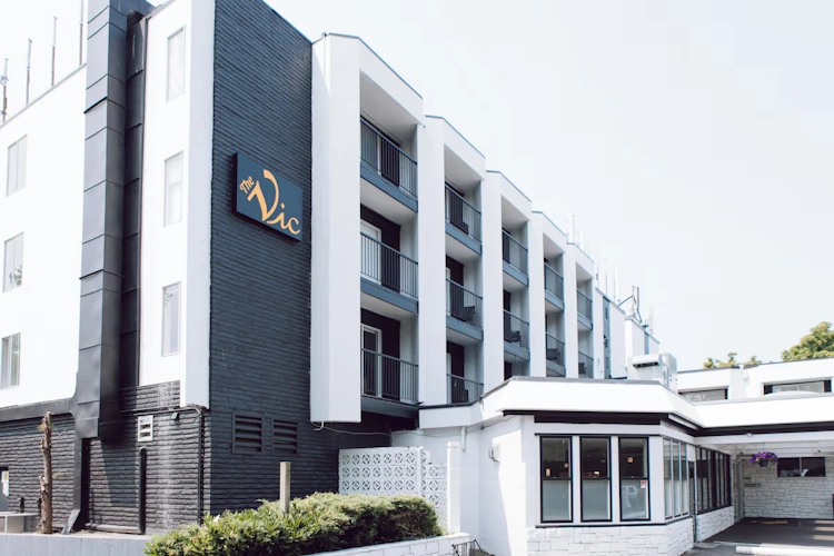 The Vic Ascend Collection Hotel buitenkant.webp
