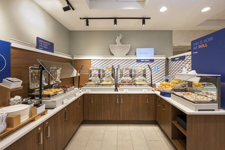 Holiday Inn Express Downtown Toronto ontbijt.webp