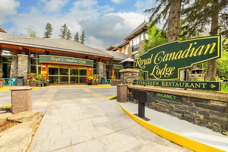 Royal Canadian Lodge buitenkant 002.webp